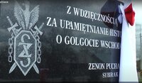 Tablica na frontowej ścianie Szkoły w Rafałóce. Napis: Z wdzięcznością za upamiętnianie  historii o Golgocie Wschodu. Zenon Puchalski - Sybirak