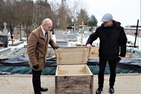 Złożenie artefaktów po ekshumowanych polskich żołnierzach w jamie grobowej - Zabłudów, 24 listopada 2022,