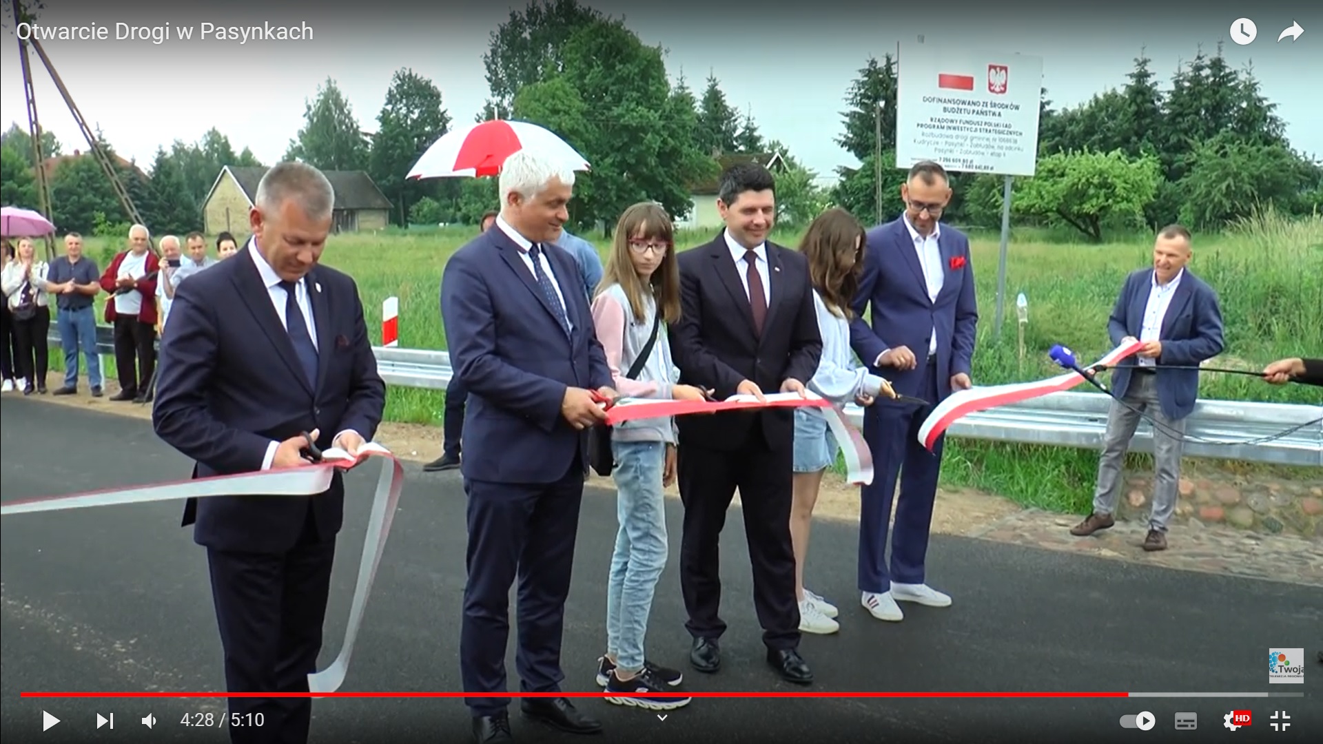 Przecięcie wstęgi przez Wojewodę Podlaskiego 
 Bohdana Paszkowskiego, Sołtysa wsi Pasynki, senatroa Mariusza Gromko, Burmistrza Adama Tomanka i radnego Andrzeja Michalczuka. W czynnościach przecięcia asystują dwie dziewczynki.jpg